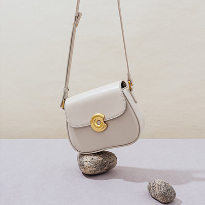 Chic Saddle Bag Minimalist Retro Style Leather Shoulder Bag for Women Versatile Crossbody Purse Ideal for Commuting and Everyday Fashion