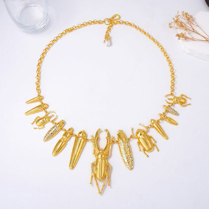 Elegant Vintage-Inspired Heavy-Duty Zinc Alloy Insect Animal Pendant Necklace with Sparkling Gemstones - Perfect Statement Jewelry for Women