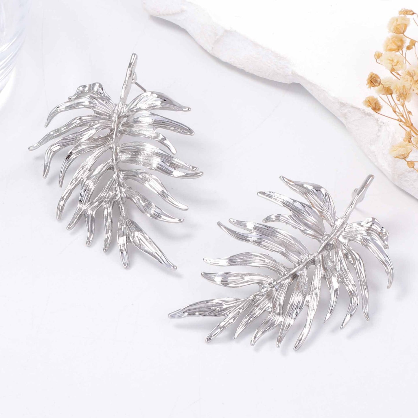 Exquisite Lightweight Luxury Unique Creative Alloy Betel Leaf-Inspired Women's Earrings – Versatile Everyday Accessory for Effortless Style