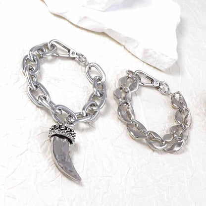 Stylish and Unique Gothic-Inspired Double Layer Necklace with Metal Chain and Animal Horn Pendant – Perfect for Trendsetting Fashion Enthusiasts