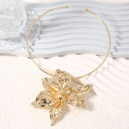 Stylish  European-Inspired Hip Hop Floral Pendant Choker with Bold 3D Design - Perfect for Fashion-Forward Women