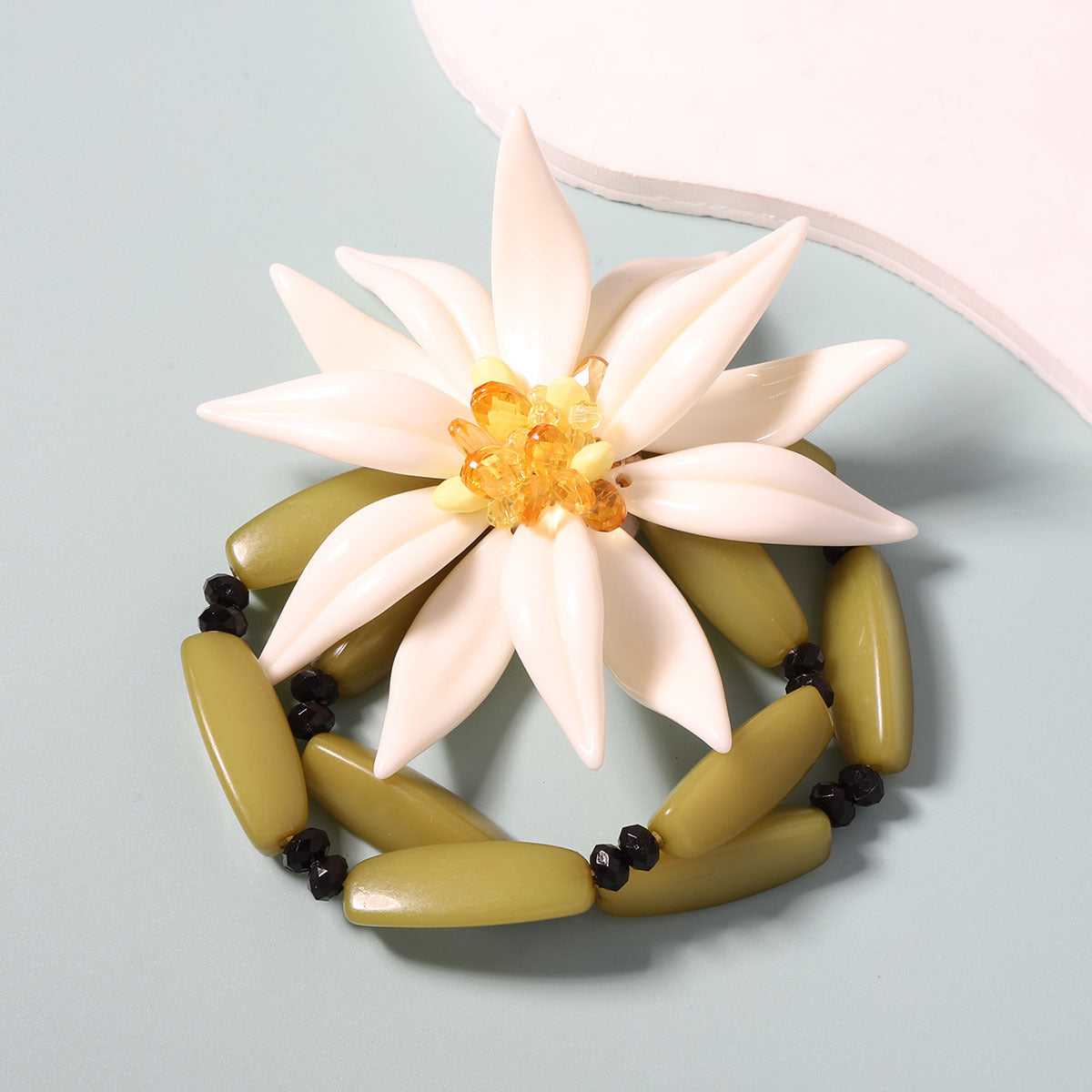 Stylish Oversized White Resin Flower Pendant Stackable Bracelet – Unique Layered Design for a Chic Statement