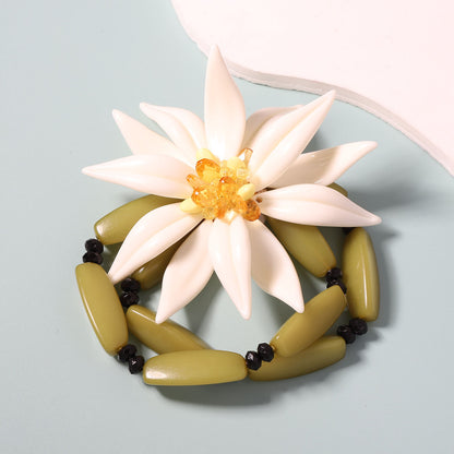 Stylish Oversized White Resin Flower Pendant Stackable Bracelet – Unique Layered Design for a Chic Statement