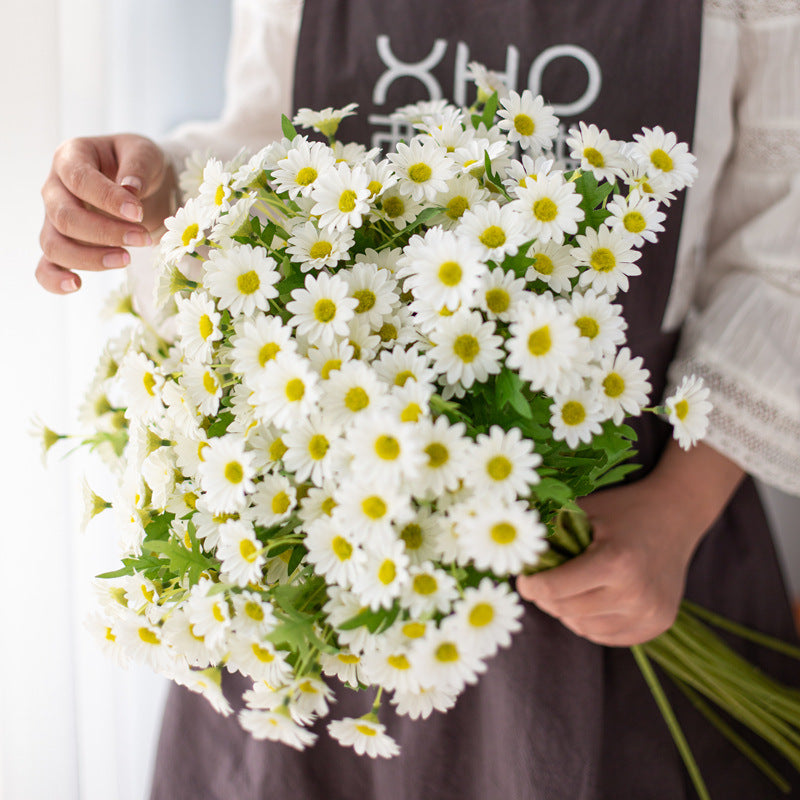 16-Piece Sunflower and Daisy Artificial Flower Arrangement - Realistic Silk Flowers for Wedding Decor and Home Decoration, Perfect for Any Occasion