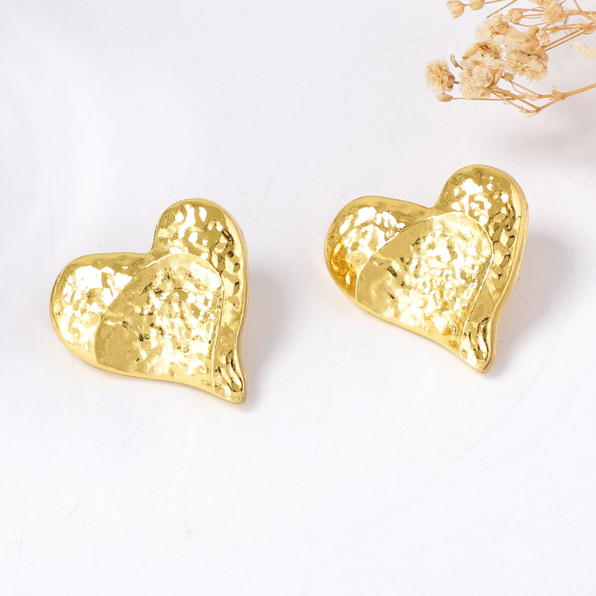 Chic Minimalist Punk-Style Heart-Shaped Alloy Earrings for Women – Versatile Retro Casual Design with Unique Textured Finish