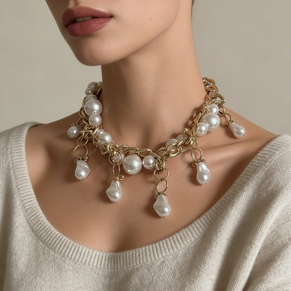 Luxurious Baroque-Inspired Statement Necklace for Women – Exquisite Faux Pearl and Geometric Woven Design with Bold Chain for a Sophisticated Look