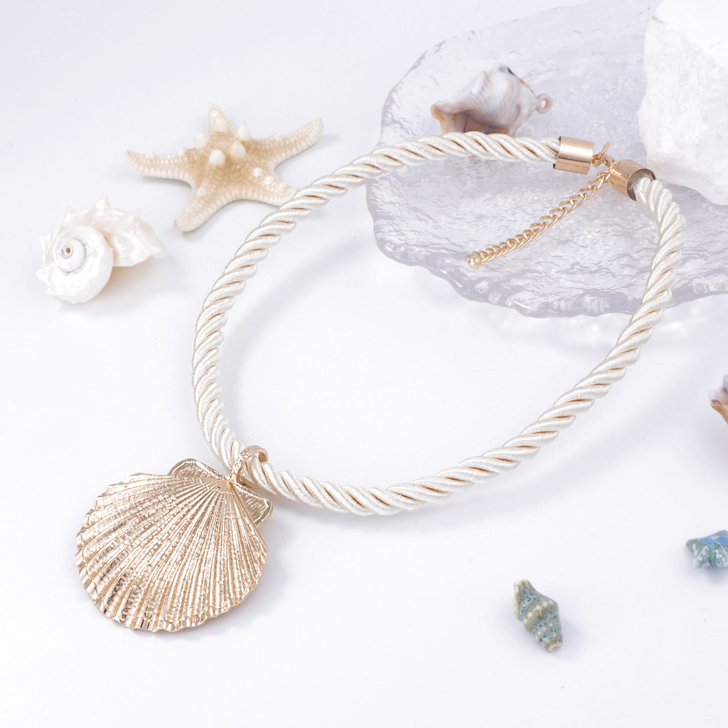 Stylish Minimalist Oversized Alloy Shell Pendant Necklace - Perfect Statement Accessory for Vacation Vibes and Effortless Chic