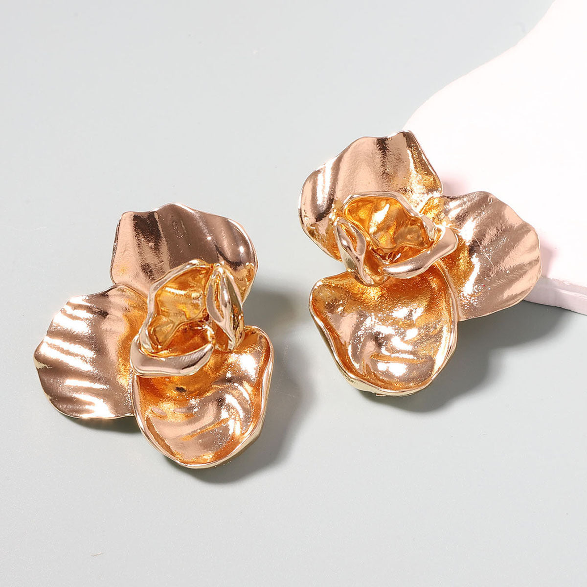 Retro-Inspired Minimalist Floral Stud Earrings for Women – Effortlessly Chic Everyday Essential for Work and Casual Outfits