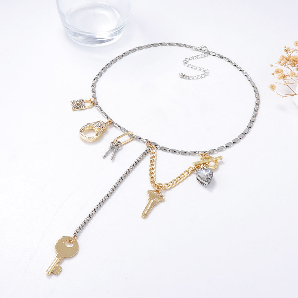 Chic Minimalist Geometric Alloy Key Lock Pendant Necklace for Women – Effortlessly Elegant and Versatile Casual Accessory