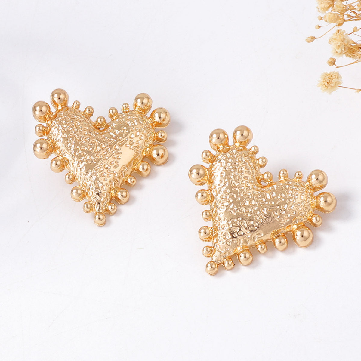 Chic Minimalist Alloy Hammered Heart-Shaped Stud Earrings with Round Bead Accents – Timeless Everyday Jewelry for Any Occasion