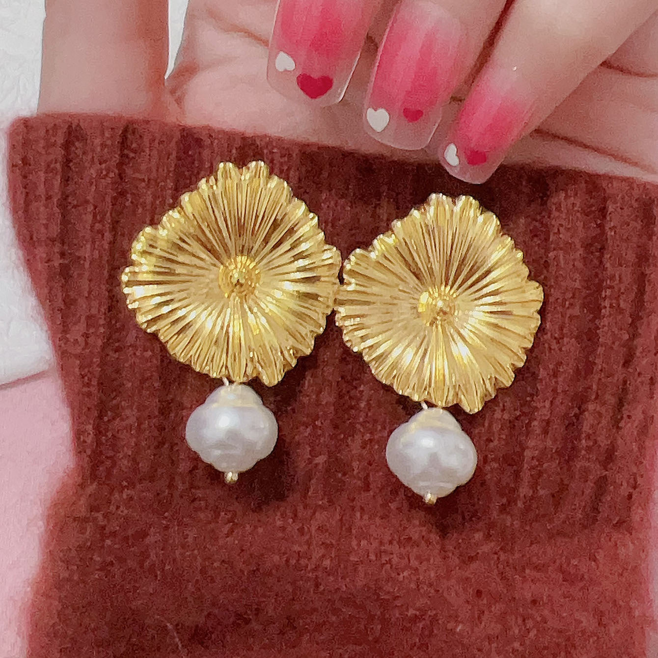 Minimalist Gold Pearl Design  Luxurious Personality Earrings – Chic Studs for Every Occasion