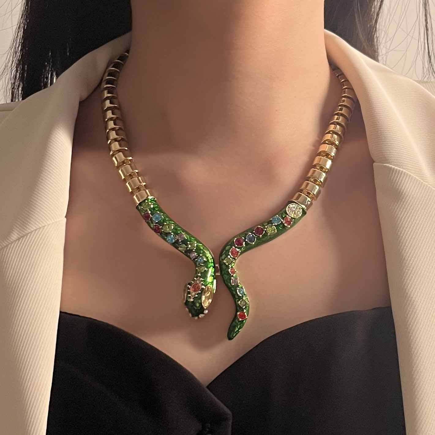 Exaggerated Creative Design Metal Chain Necklace with Colorful Zirconia and Green Snake Pendant – Unique Women's Jewelry Accessory