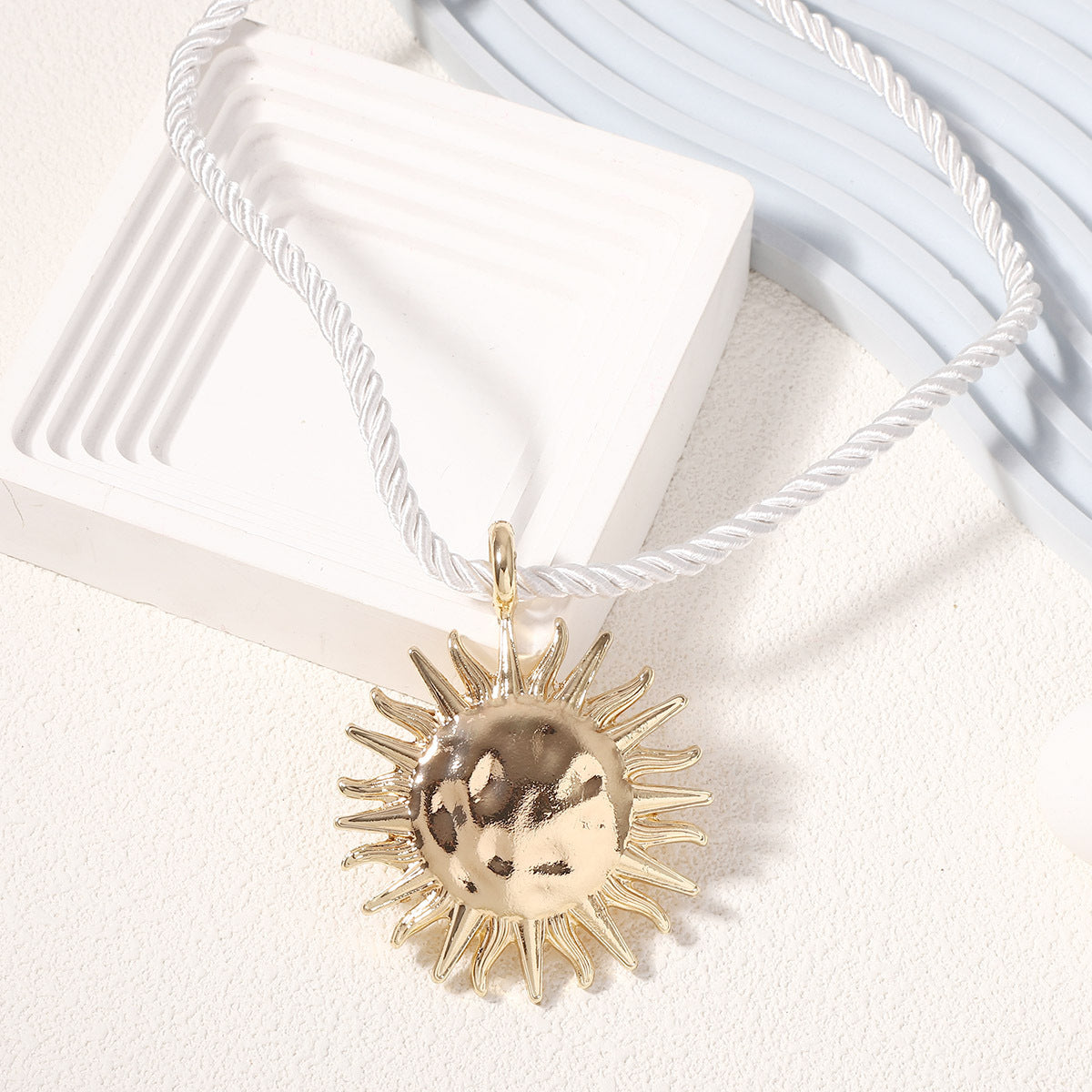 Luxurious Bohemian-Inspired Beach Resort Glamour: Exaggerated Sunflower Pendant Necklace and Earring Set – Perfect for Summer Escapes