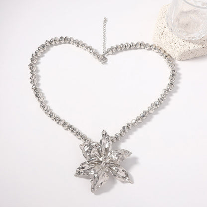 Stylish  Floral-Inspired Alloy Necklace for Women - Unique Design with Metallic Charm and Eye-Catching Appeal
