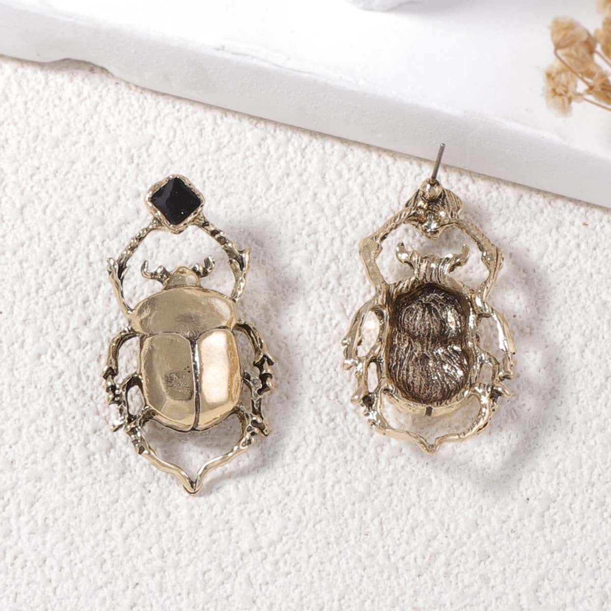 Stylish Vintage-Inspired Bold Alloy Beetle Earrings for Everyday Wear – Perfect for Commuting and Adding a Touch of Unique Charm to Any Outfit