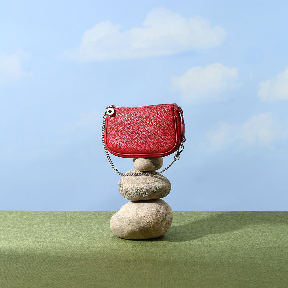 Chic Leather Tote Bag for Women Spring Inspired Design with Metal Chain Detail Versatile and Minimalist for Commuting and Everyday Use