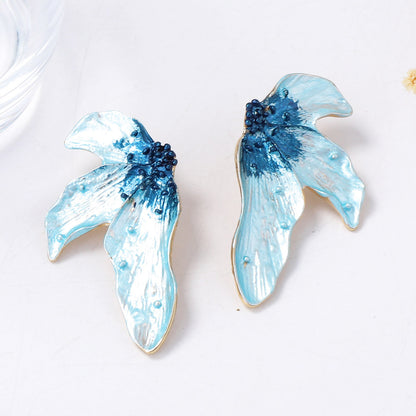 Elegant and Minimalist Alloy Leaf Earrings – Luxurious Yet Affordable Fashion Statement for Women – Versatile, Lightweight, and Trendy Design Perfect for Any Occasion