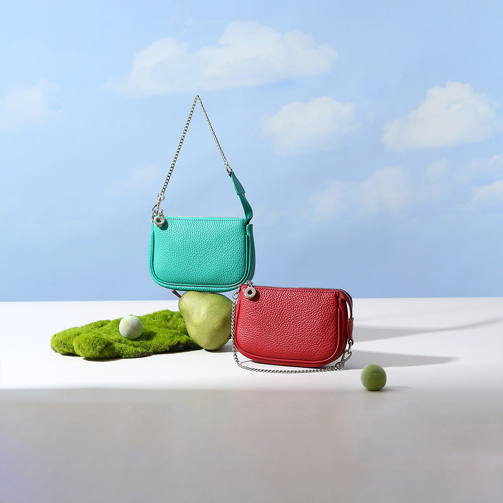 Chic Leather Tote Bag for Women Spring Inspired Design with Metal Chain Detail Versatile and Minimalist for Commuting and Everyday Use