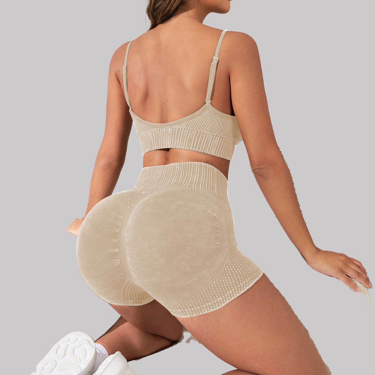 Seamless Skin Fit Yoga Set with Peach Bottom Shorts and Sculpting Sports Bra for Comfort and Performance in Every Workout