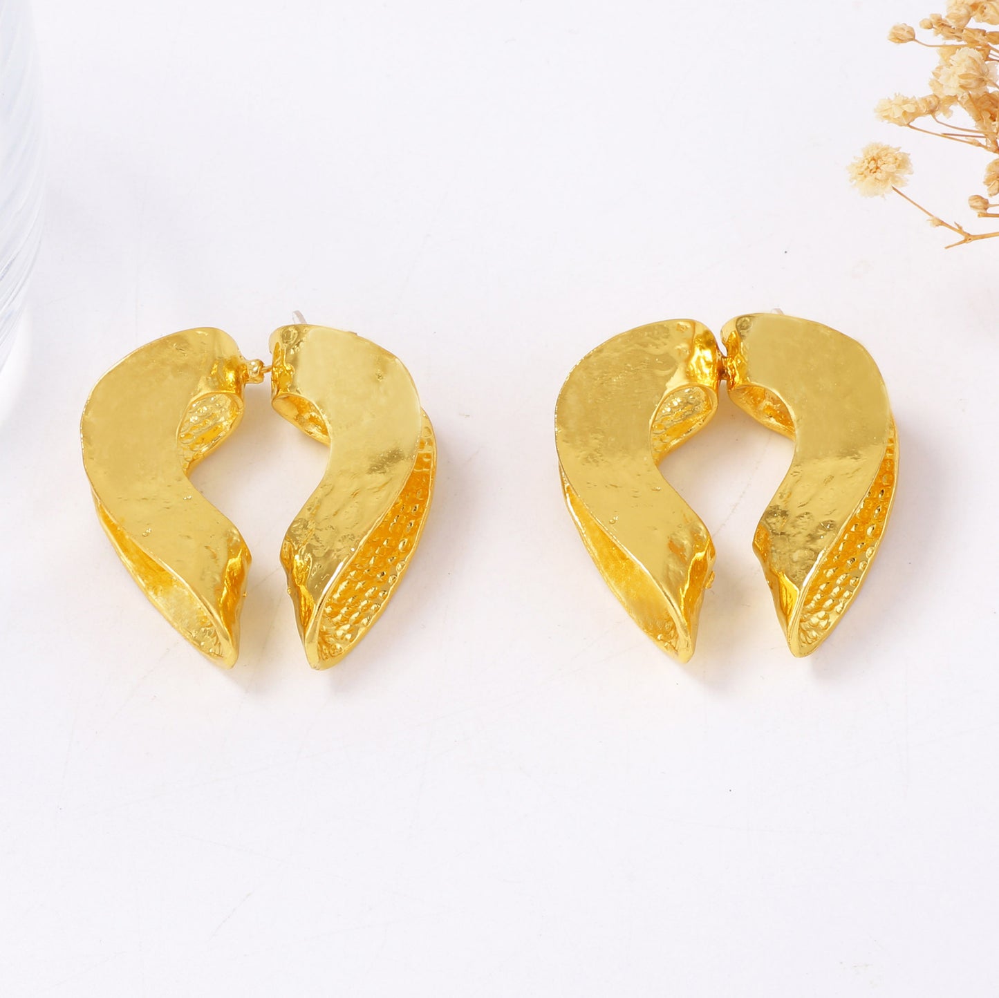 Chic Retro-Inspired Lightweight Alloy Heart-Shaped Stud Earrings with Unique Textured Design for Women - Perfect for Any Occasion!