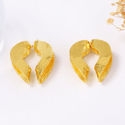 Chic Retro-Inspired Lightweight Alloy Heart-Shaped Stud Earrings with Unique Textured Design for Women - Perfect for Any Occasion!