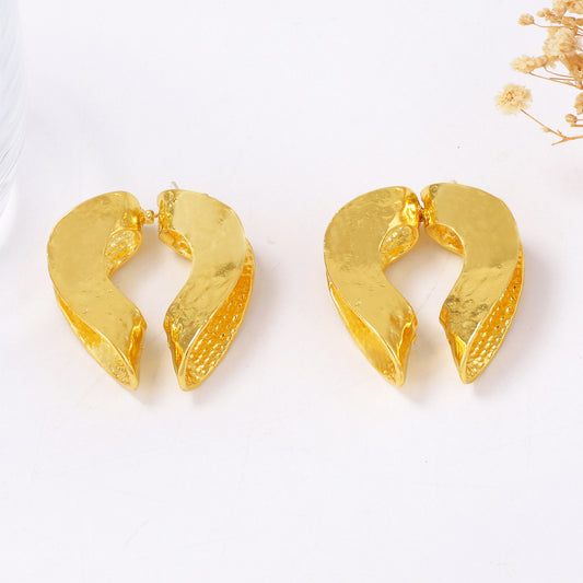 Chic Retro-Inspired Lightweight Alloy Heart-Shaped Stud Earrings with Unique Textured Design for Women - Perfect for Any Occasion!