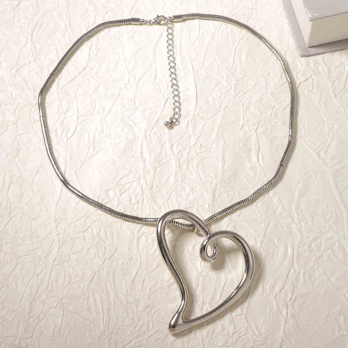 Sleek Minimalist Rope-Style Metal Chain Alloy Hollow Heart Pendant Necklace – Versatile Casual Fashion for Women