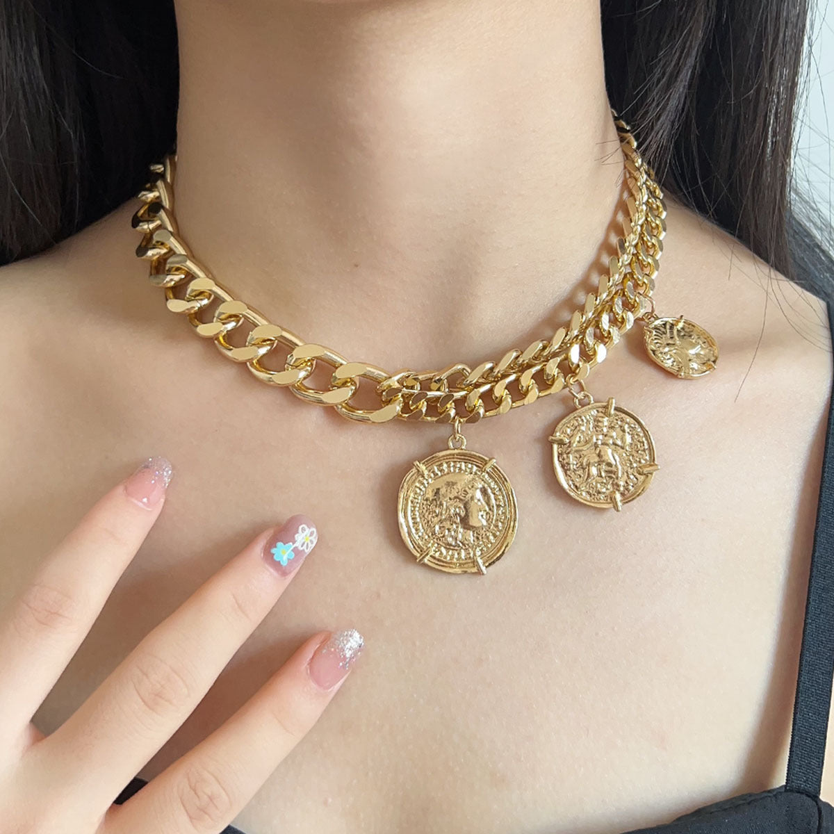 Stylish Metal Chain Coin Pendant Necklace – Unique Choker with Modern Aesthetic, Perfect for Elevating Your Look