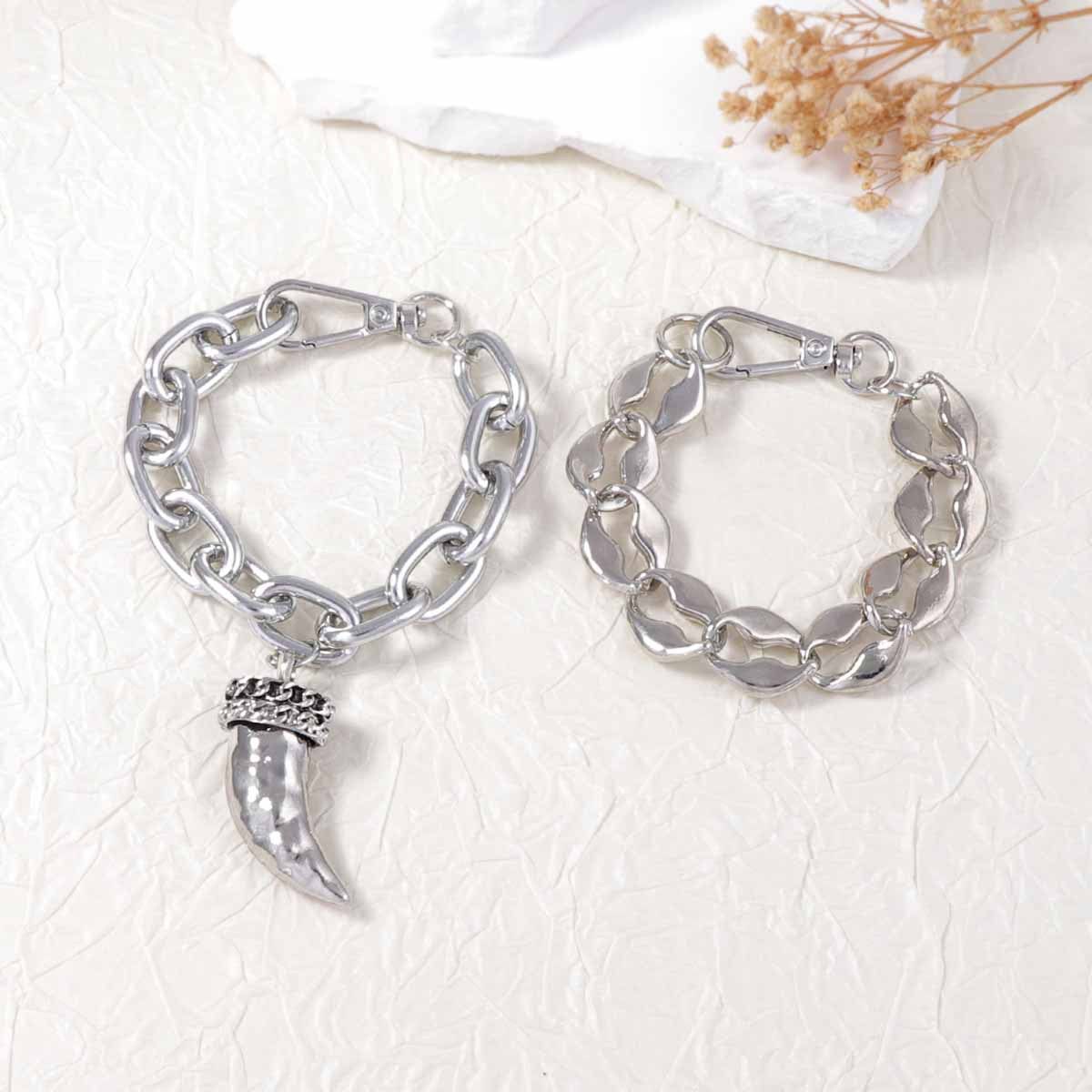 Stylish and Unique Gothic-Inspired Double Layer Necklace with Metal Chain and Animal Horn Pendant – Perfect for Trendsetting Fashion Enthusiasts