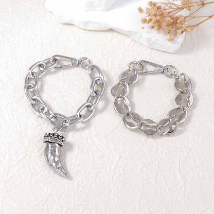 Stylish and Unique Gothic-Inspired Double Layer Necklace with Metal Chain and Animal Horn Pendant – Perfect for Trendsetting Fashion Enthusiasts