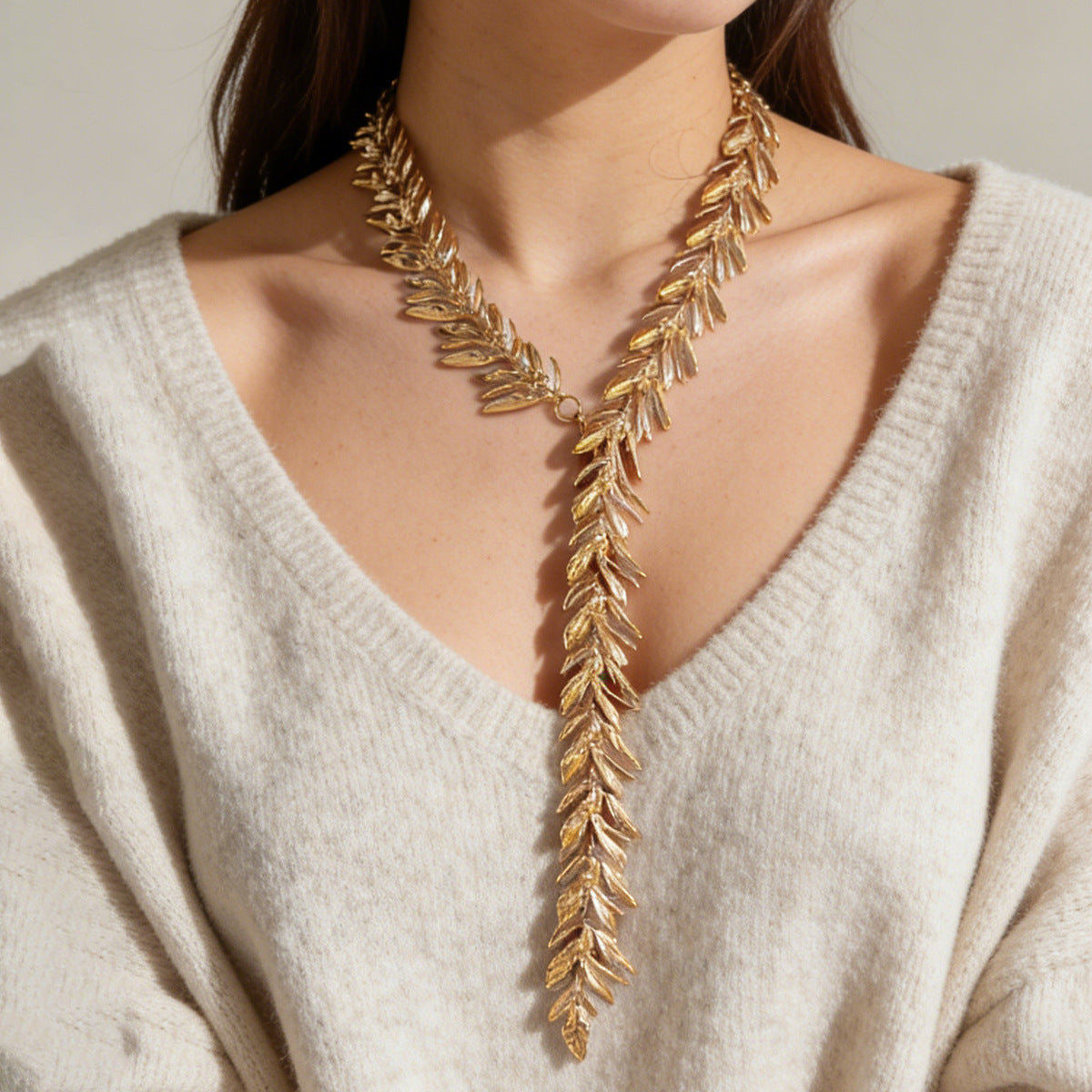 Chic Minimalist Alloy Leaf Pendant Necklace – Elegant and Stylish Design for Effortless Sophistication