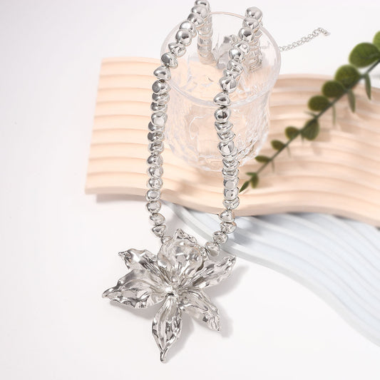 Stylish  Floral-Inspired Alloy Necklace for Women - Unique Design with Metallic Charm and Eye-Catching Appeal