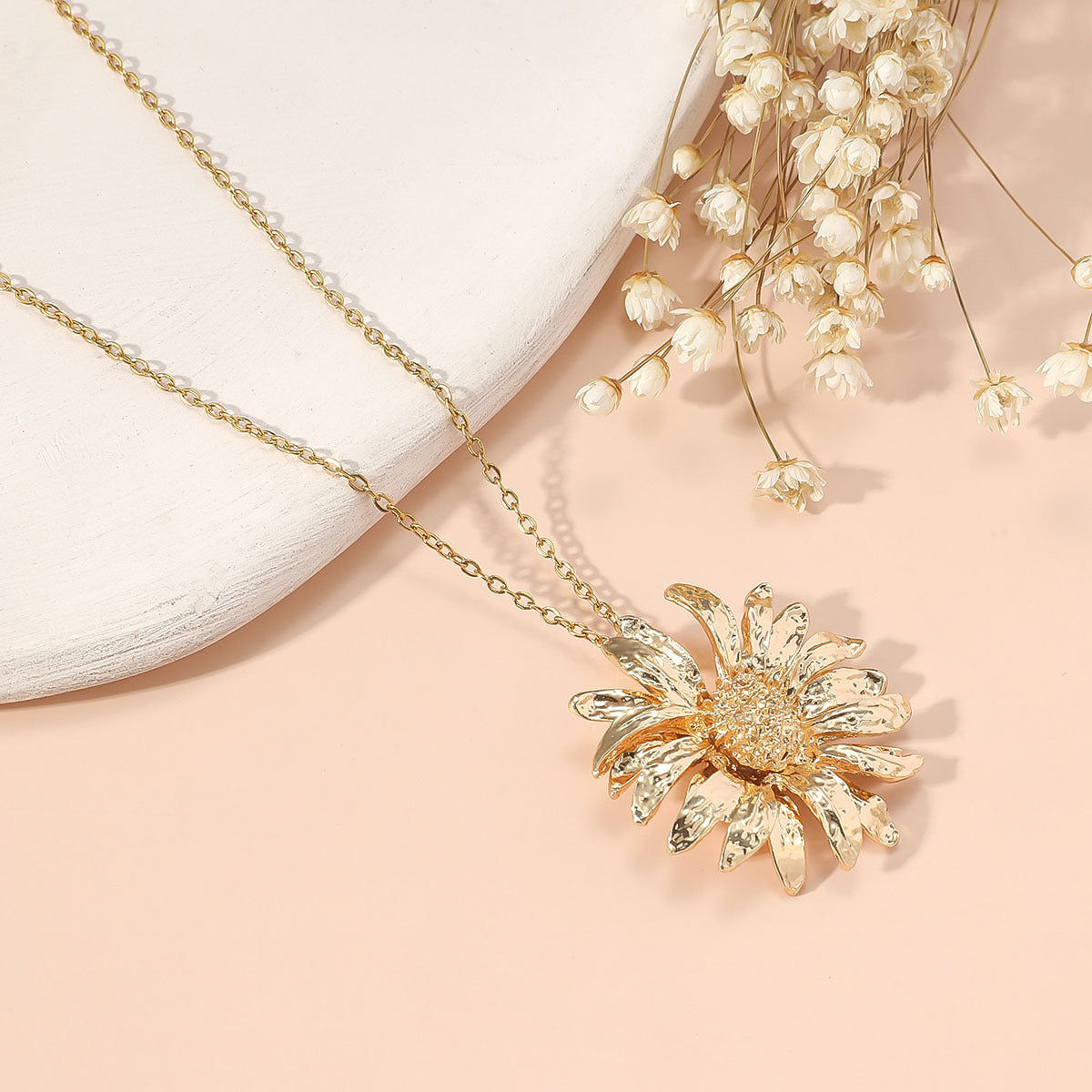 Stunning Gold Floral Pendant Necklace – Elegant Versatile Accessory for Effortless Style and Luxury
