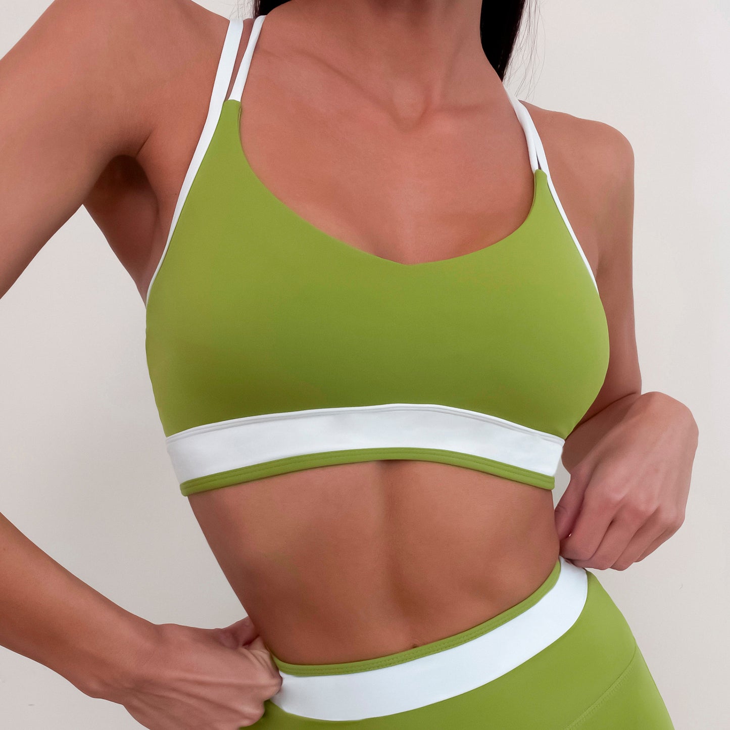 Color Blocked Cross Back Sports Bra and Leggings Set for Comfort in Fitness Running and Pilates