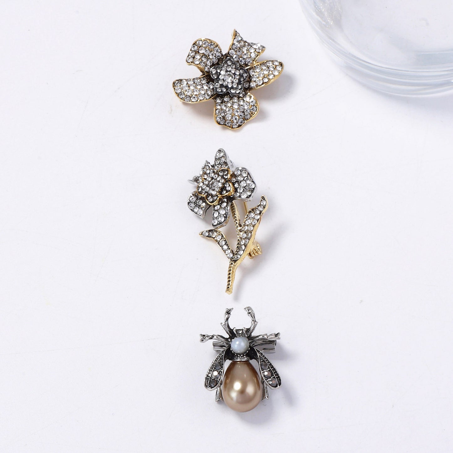 Elegant Luxury Floral and Insect Brooch Set with Sparkling Diamonds - Exquisite Design for Women
