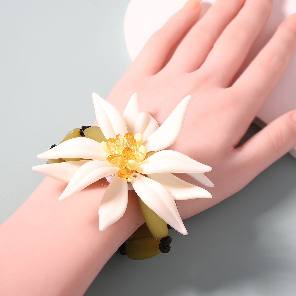 Stylish Oversized White Resin Flower Pendant Stackable Bracelet – Unique Layered Design for a Chic Statement
