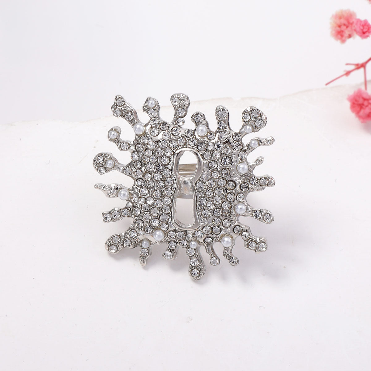 Elegant Vintage Alloy Full Diamond Lock Keyhole Brooch - Luxurious and Sophisticated Women’s Accessory for Timeless Style