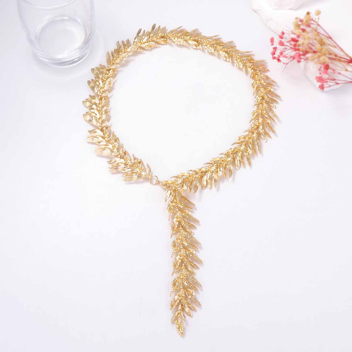 Chic Minimalist Alloy Leaf Pendant Necklace – Elegant and Stylish Design for Effortless Sophistication