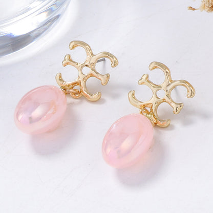 Chic Minimalist Light Luxury Soft Pink Pearl-like Letter Pendant Earrings for Women – Fresh and Elegant Jewelry to Elevate Your Style