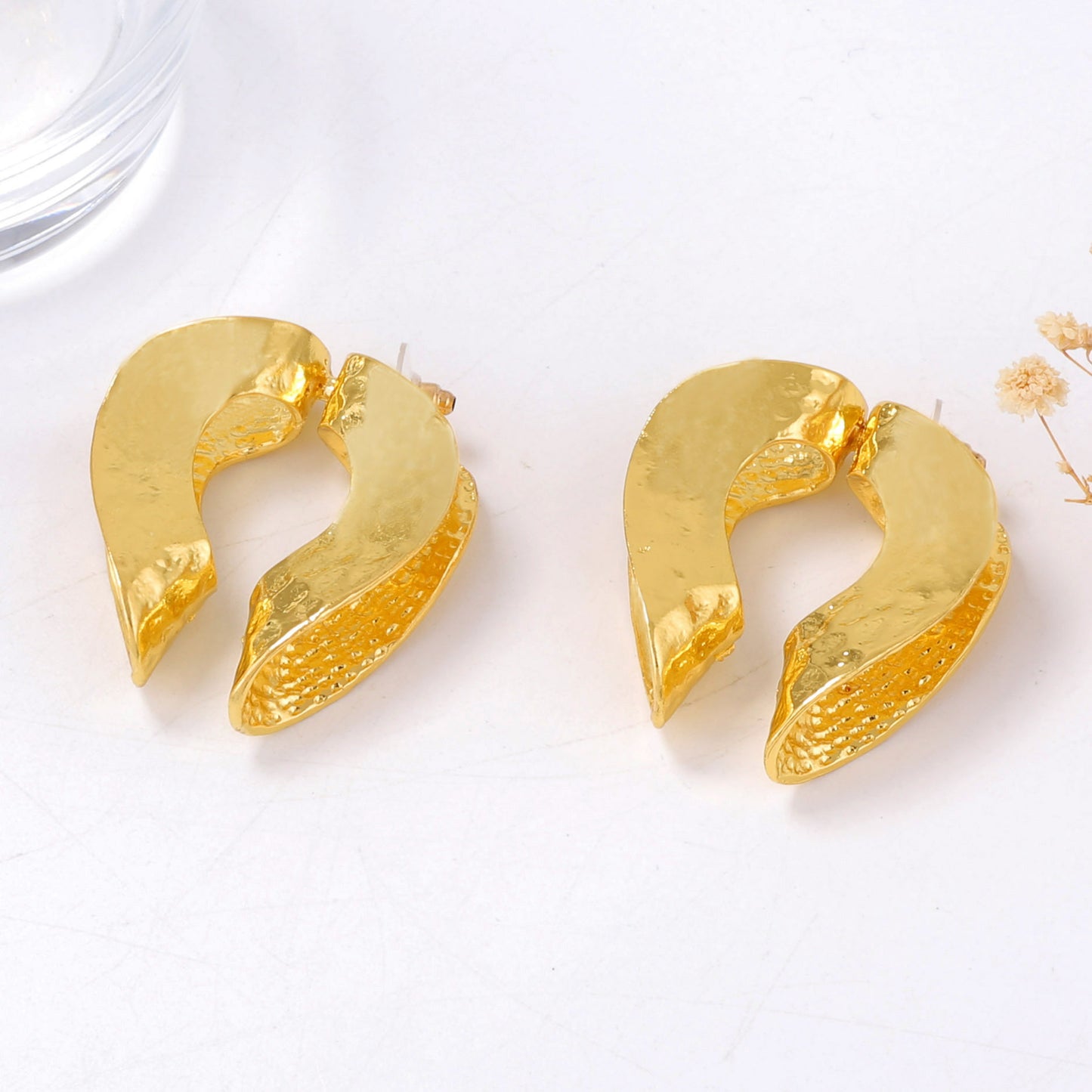 Chic Retro-Inspired Lightweight Alloy Heart-Shaped Stud Earrings with Unique Textured Design for Women - Perfect for Any Occasion!