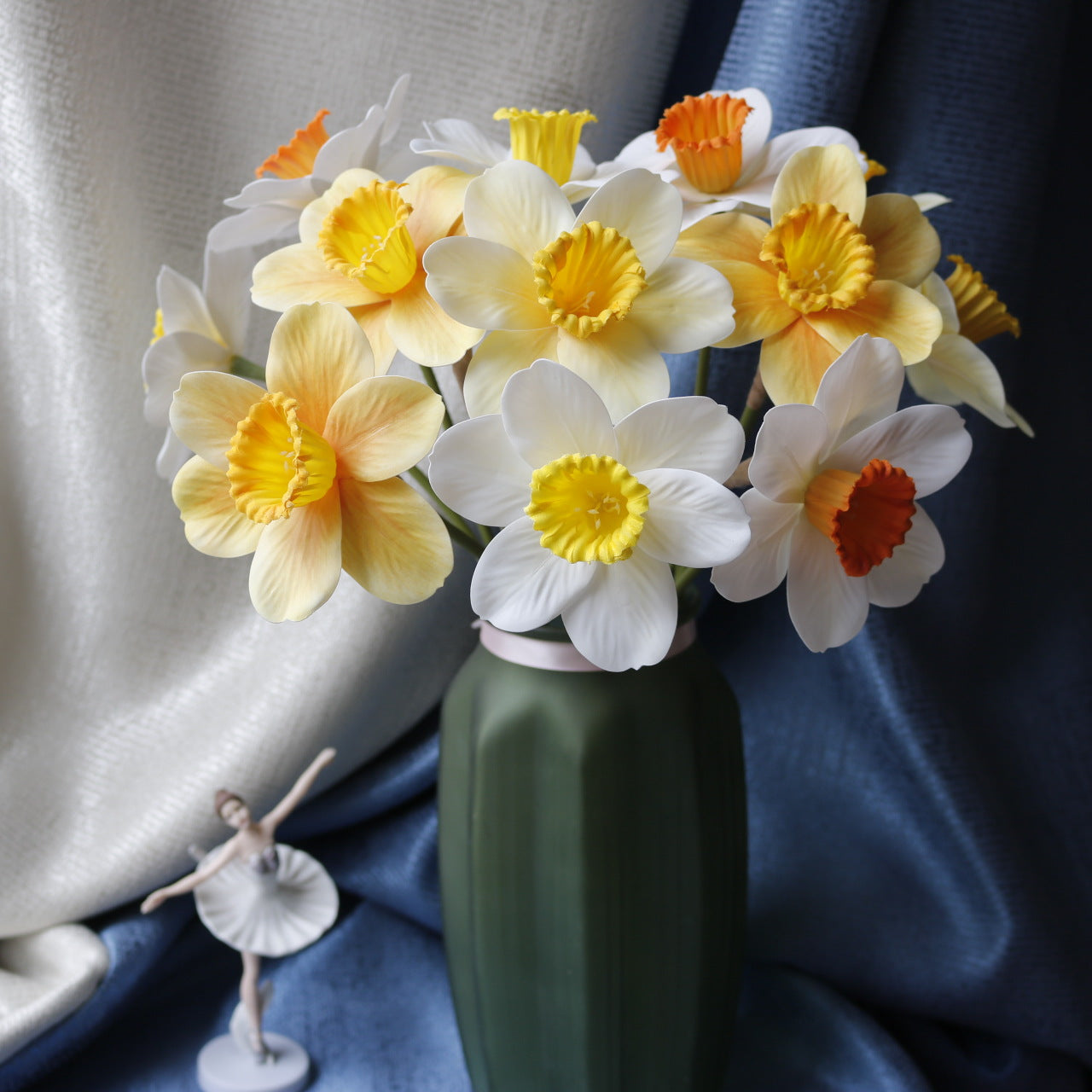 Realistic Fake Daffodil Flowers for Home, Hotel, Wedding Decorations & Photography Props - Perfect for Elegant Events and Lasting Beauty