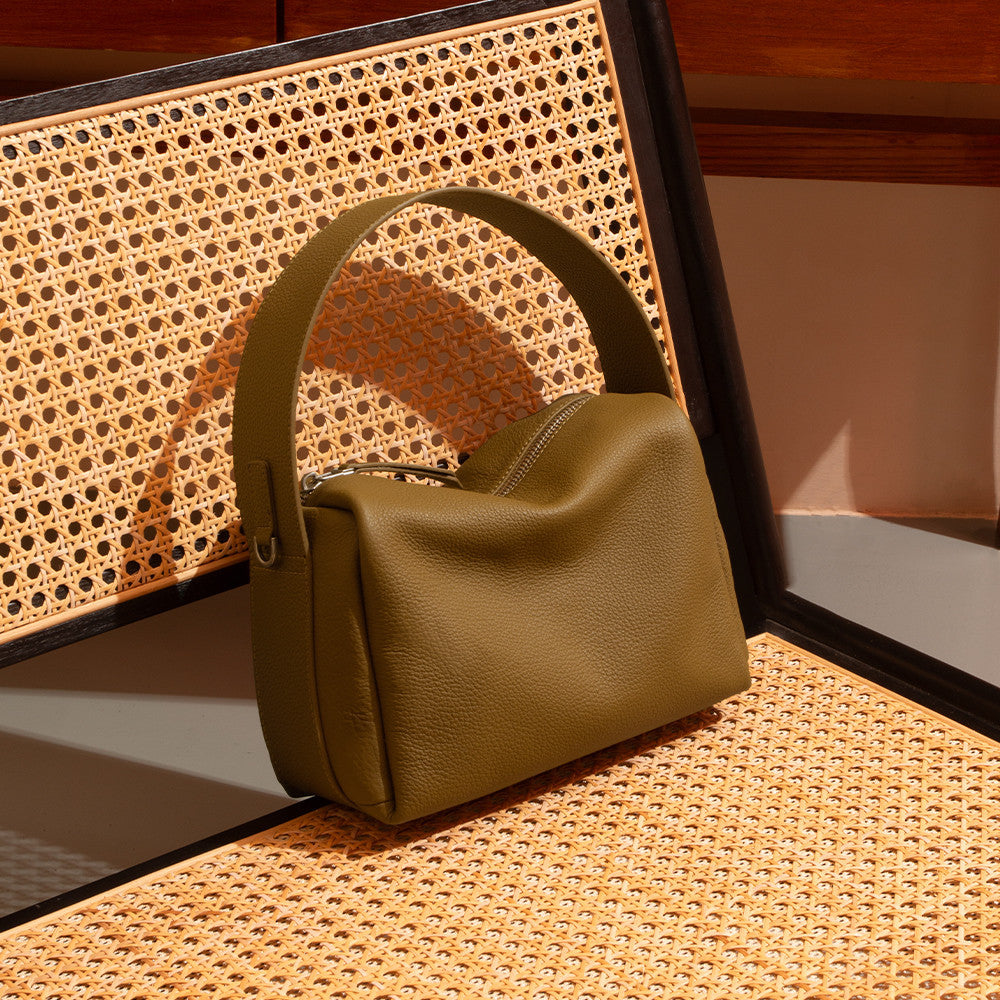 Versatile Genuine Leather Crossbody Bag for Everyday Commute Chic Minimalist Design Elegant Handheld Style Women's Accessory