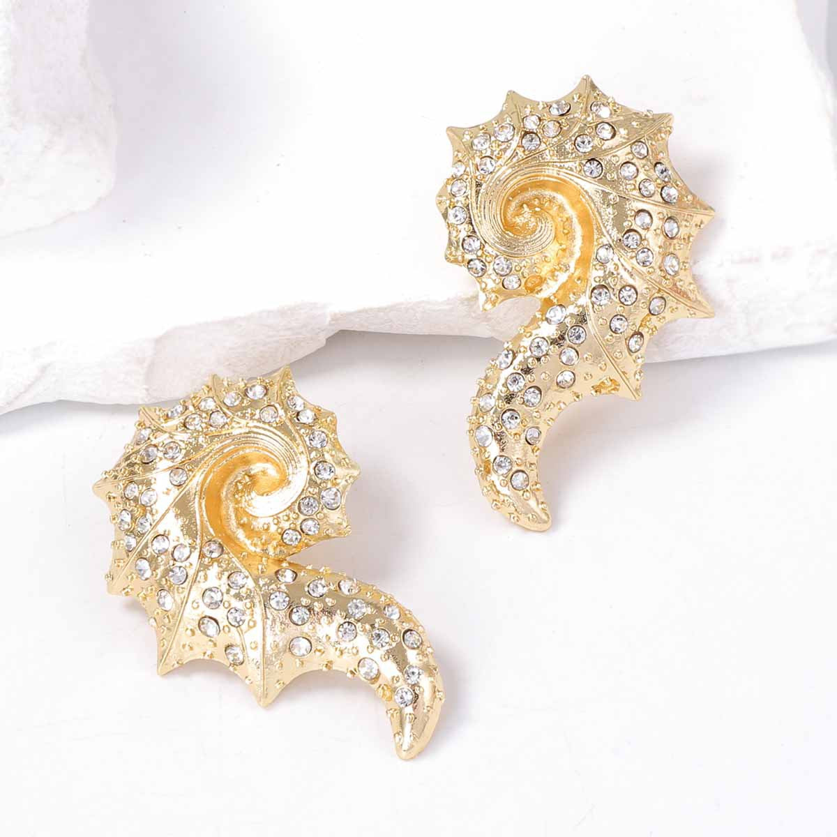 Exquisite Ocean-Inspired Luxury Statement Pearl Shell Alloy Earrings with Sparkling Zircon Stones for Unique Style