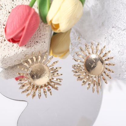 Luxurious Bohemian-Inspired Beach Resort Glamour: Exaggerated Sunflower Pendant Necklace and Earring Set – Perfect for Summer Escapes