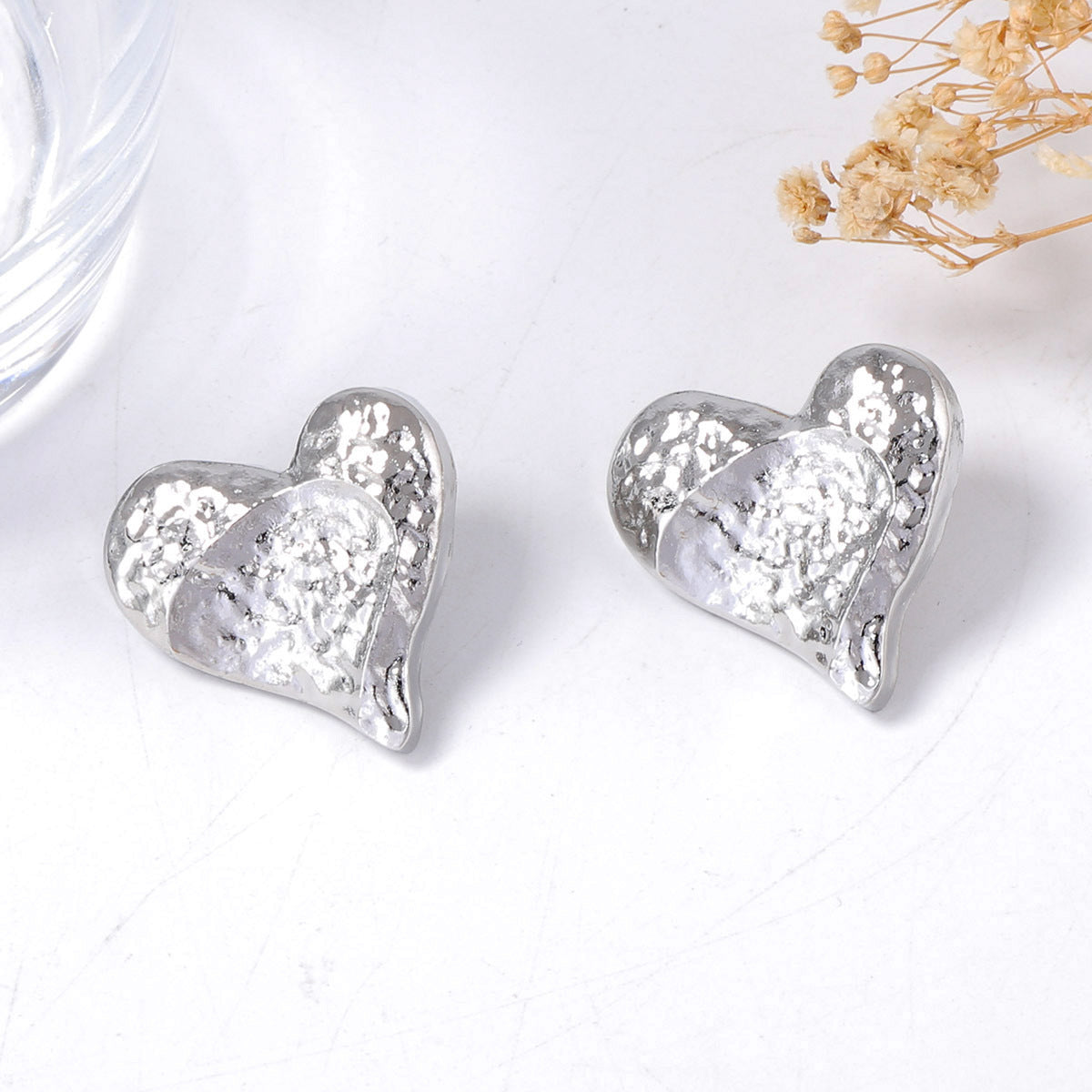 Chic Minimalist Punk-Style Heart-Shaped Alloy Earrings for Women – Versatile Retro Casual Design with Unique Textured Finish