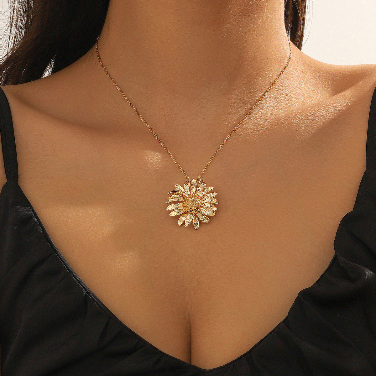 Stunning Gold Floral Pendant Necklace – Elegant Versatile Accessory for Effortless Style and Luxury