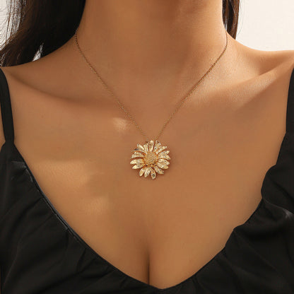Stunning Gold Floral Pendant Necklace – Elegant Versatile Accessory for Effortless Style and Luxury