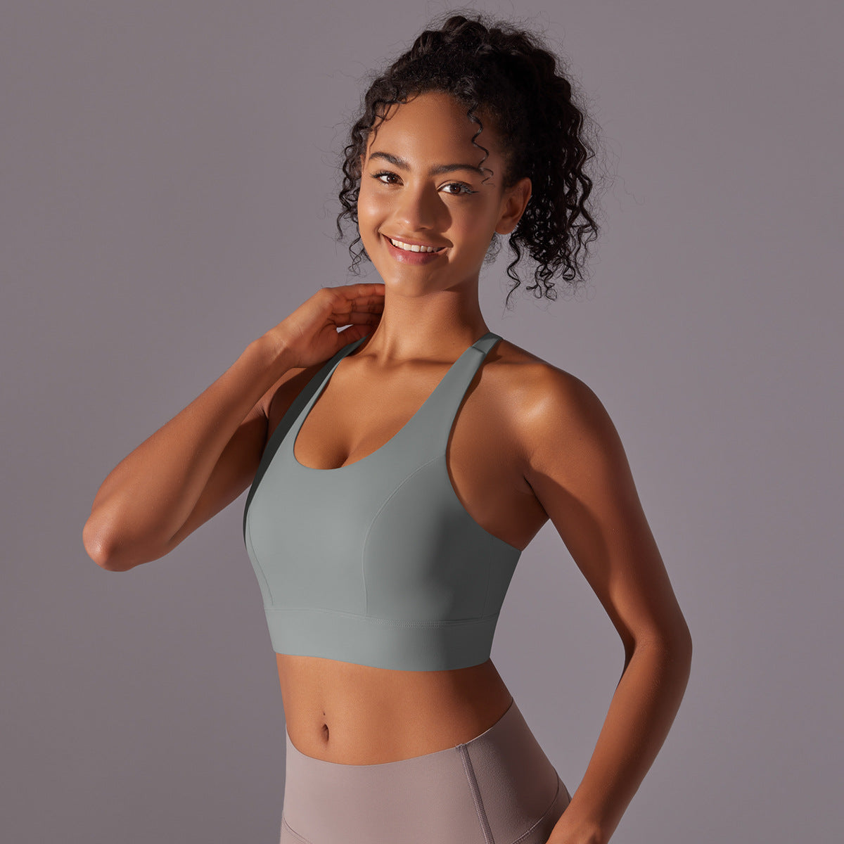 Seamless Solid Color Racerback Sports Bra with Adjustable Hook Closure Ideal for Running Fitness and Yoga