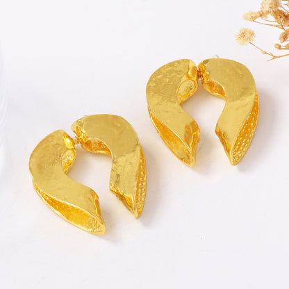 Chic Retro-Inspired Lightweight Alloy Heart-Shaped Stud Earrings with Unique Textured Design for Women - Perfect for Any Occasion!