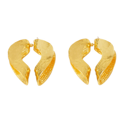 Chic Retro-Inspired Lightweight Alloy Heart-Shaped Stud Earrings with Unique Textured Design for Women - Perfect for Any Occasion!
